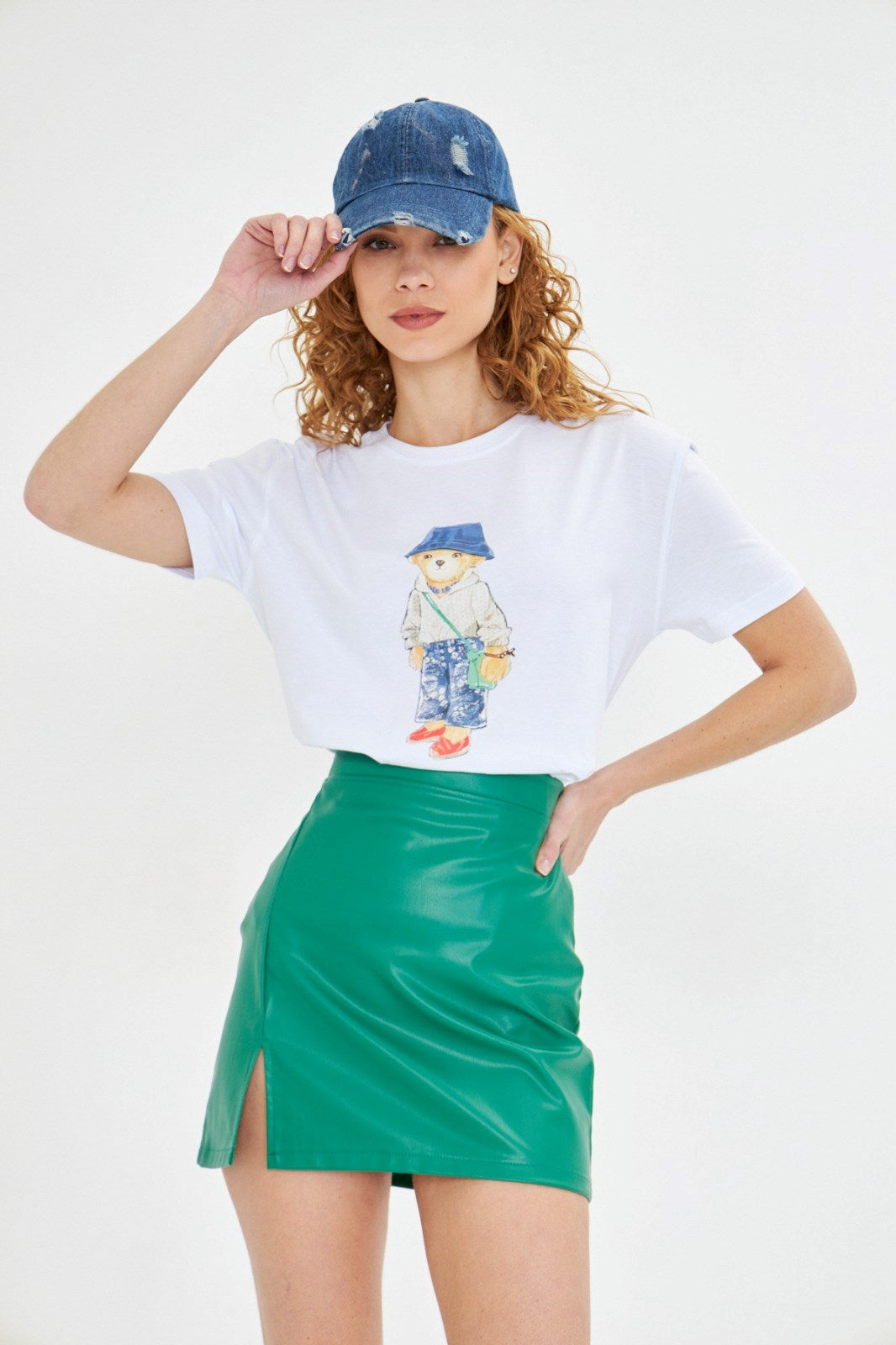 Kadın Beyaz Ayıcık Baskılı Tişört – Pamuklu, Eğlenceli ve Rahat, Günlük Casual Model