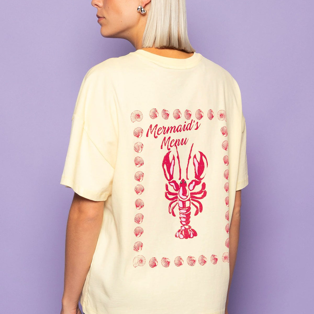 Kadın Oversize Tişört Mermaid’s Menu Baskılı Sarı – Bisiklet Yaka, %100 Pamuk Compact Süprem 24/1