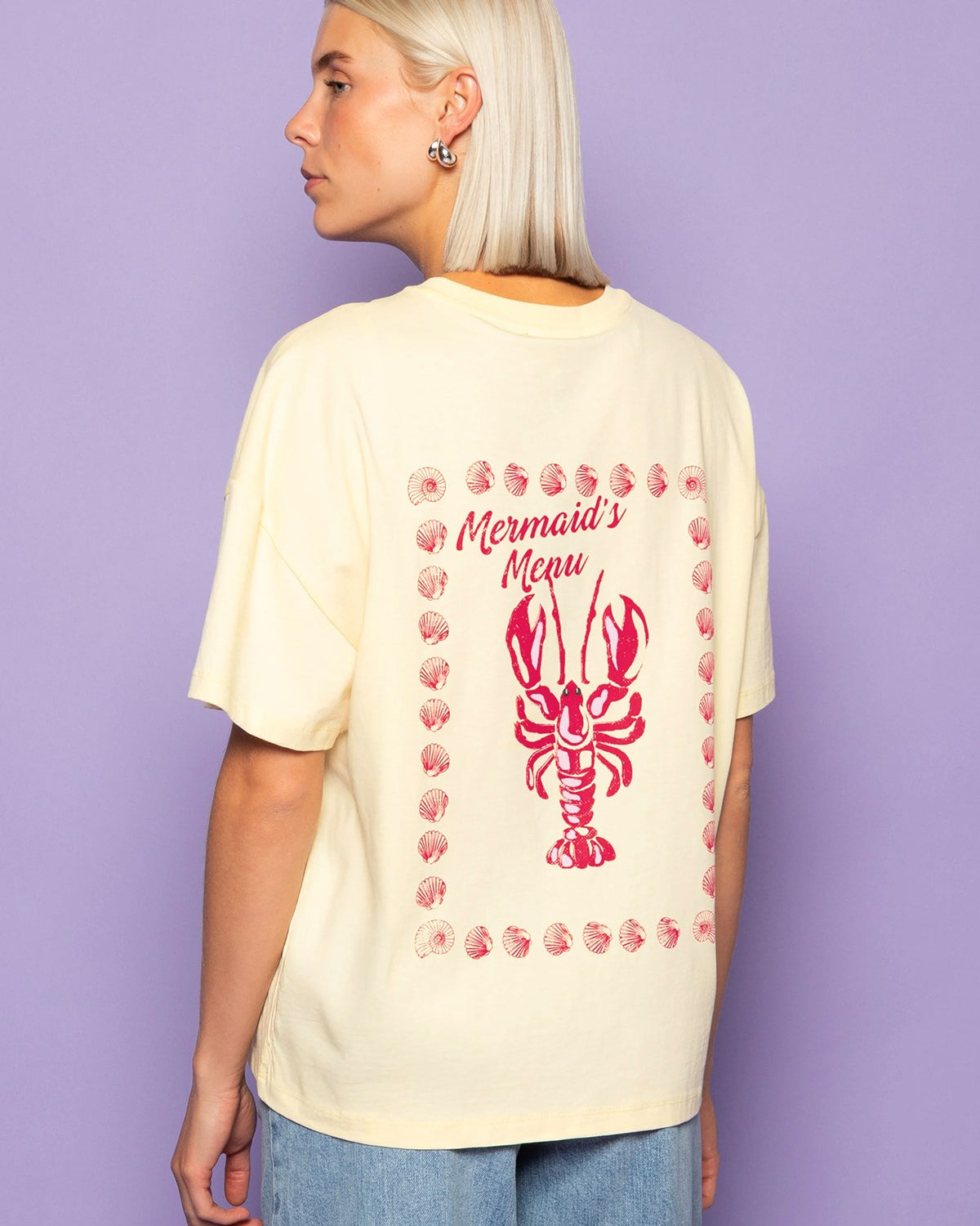 Kadın Oversize Tişört Mermaid’s Menu Baskılı Sarı – Bisiklet Yaka, %100 Pamuk Compact Süprem 24/1