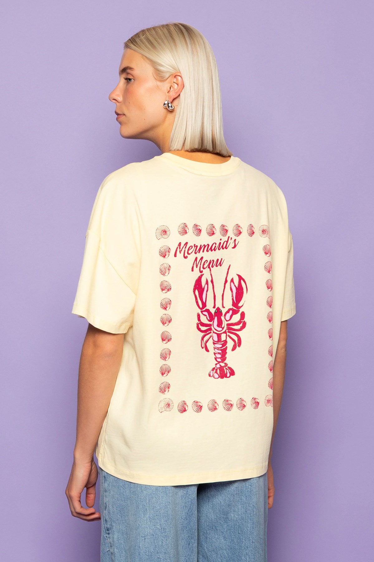 Kadın Oversize Tişört Mermaid’s Menu Baskılı Sarı – Bisiklet Yaka, %100 Pamuk Compact Süprem 24/1