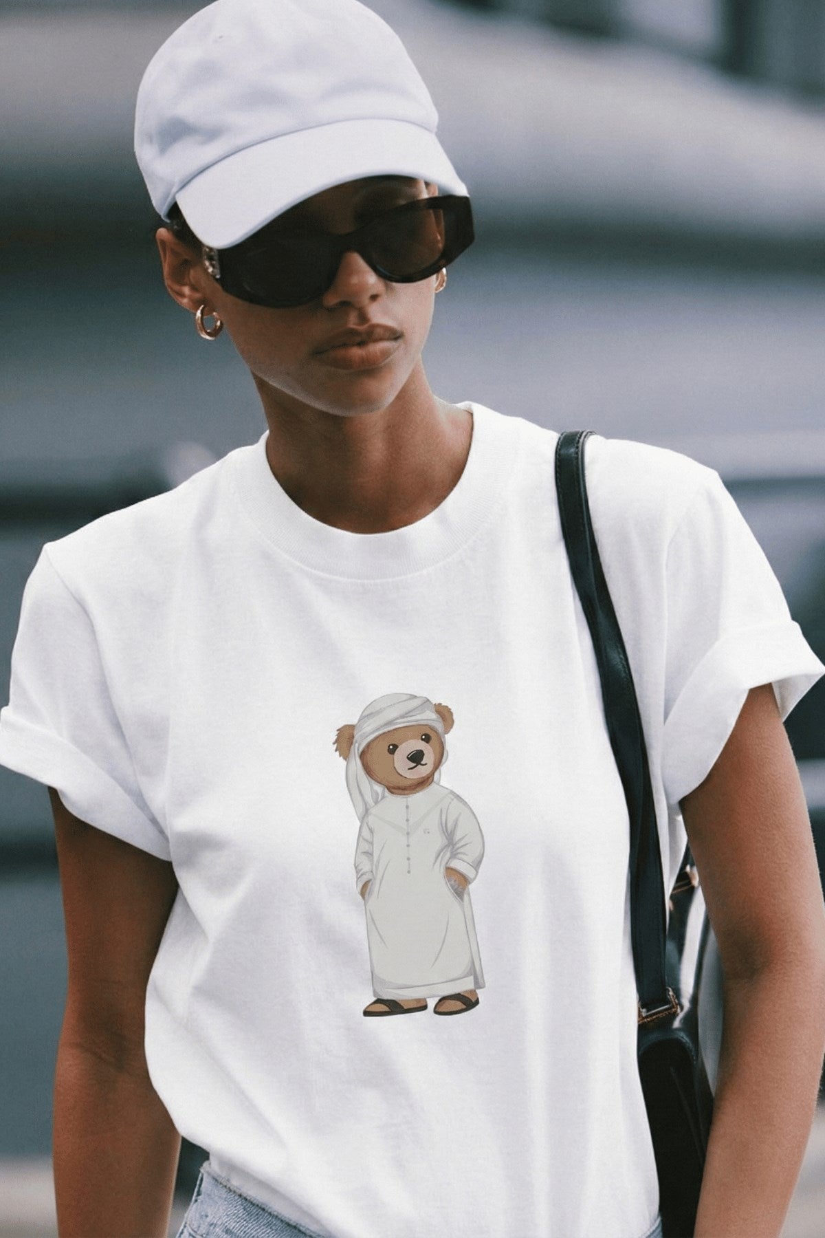 Kadın Oversize Tişört Emirati Bear Baskılı Beyaz – Bisiklet Yaka, Rahat Kalıp, %100 Pamuk
