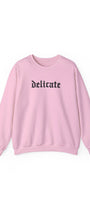 Kadın Pembe Delicate Yazılı Oversize Sweatshirt – 3 İplik Şardonlu, Gotik Baskılı, Şehir ve Casual Stili