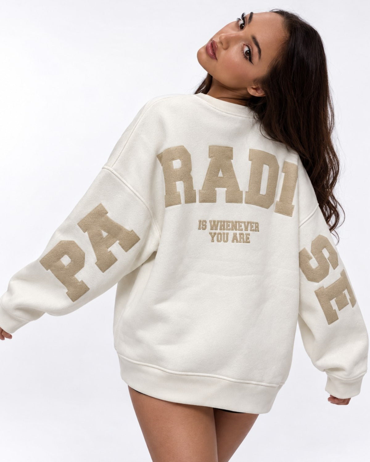 Kadın Oversize Sweatshirt Paradise Varsity Kabartma Baskılı Beyaz – Bisiklet Yaka, 3 İplik Şardonlu Polar
