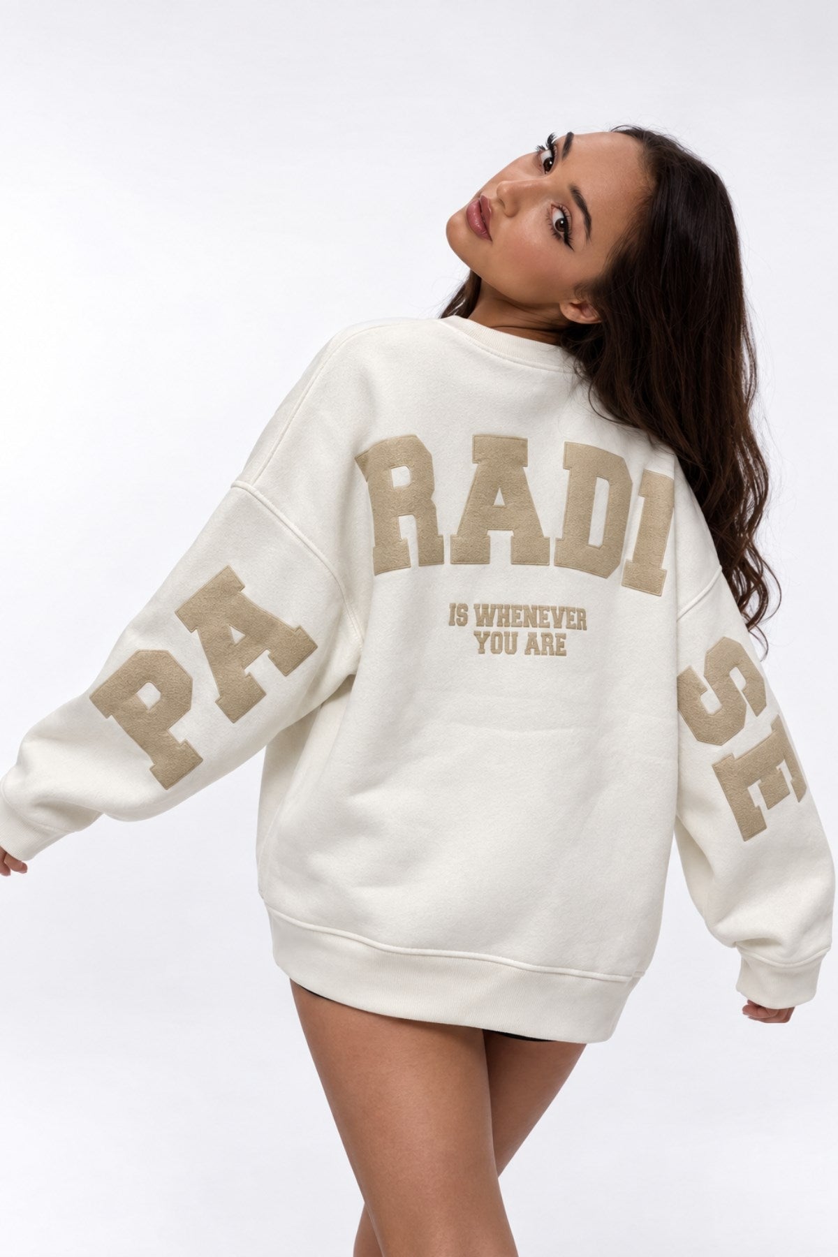 Kadın Oversize Sweatshirt Paradise Varsity Kabartma Baskılı Beyaz – Bisiklet Yaka, 3 İplik Şardonlu Polar