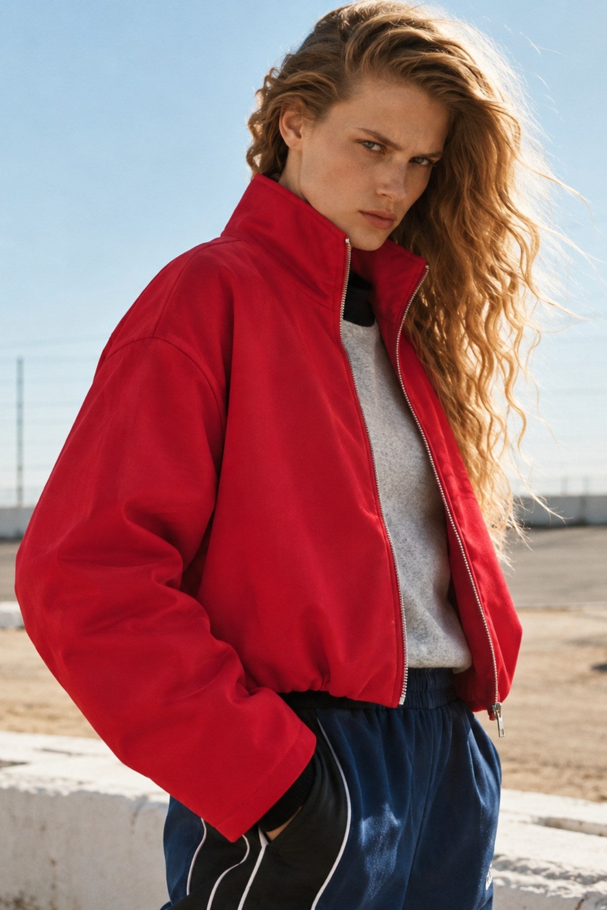 Kadın Vanta Oversize Bomber Ceket Kırmızı – Dik Yaka, Tam Fermuarlı, Gizli Cepli, Elastik Belli