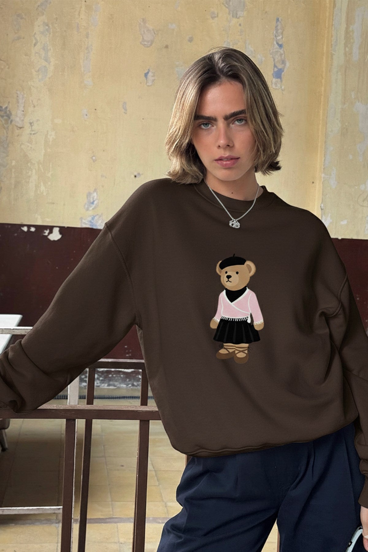 Kadın Oversize Sweatshirt Ballerina Bear Baskılı Kahverengi – Bisiklet Yaka, 3 İplik Şardonlu Polar
