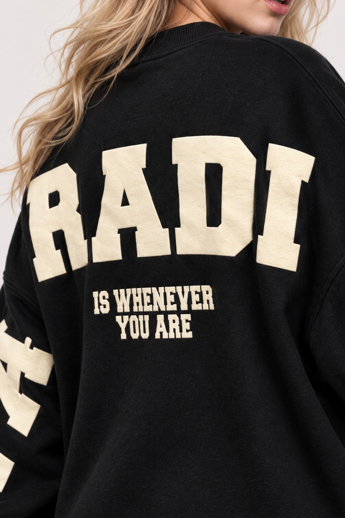 Kadın Oversize Sweatshirt Paradise Varsity Kabartma Baskılı Siyah – Bisiklet Yaka, 3 İplik Şardonlu Polar