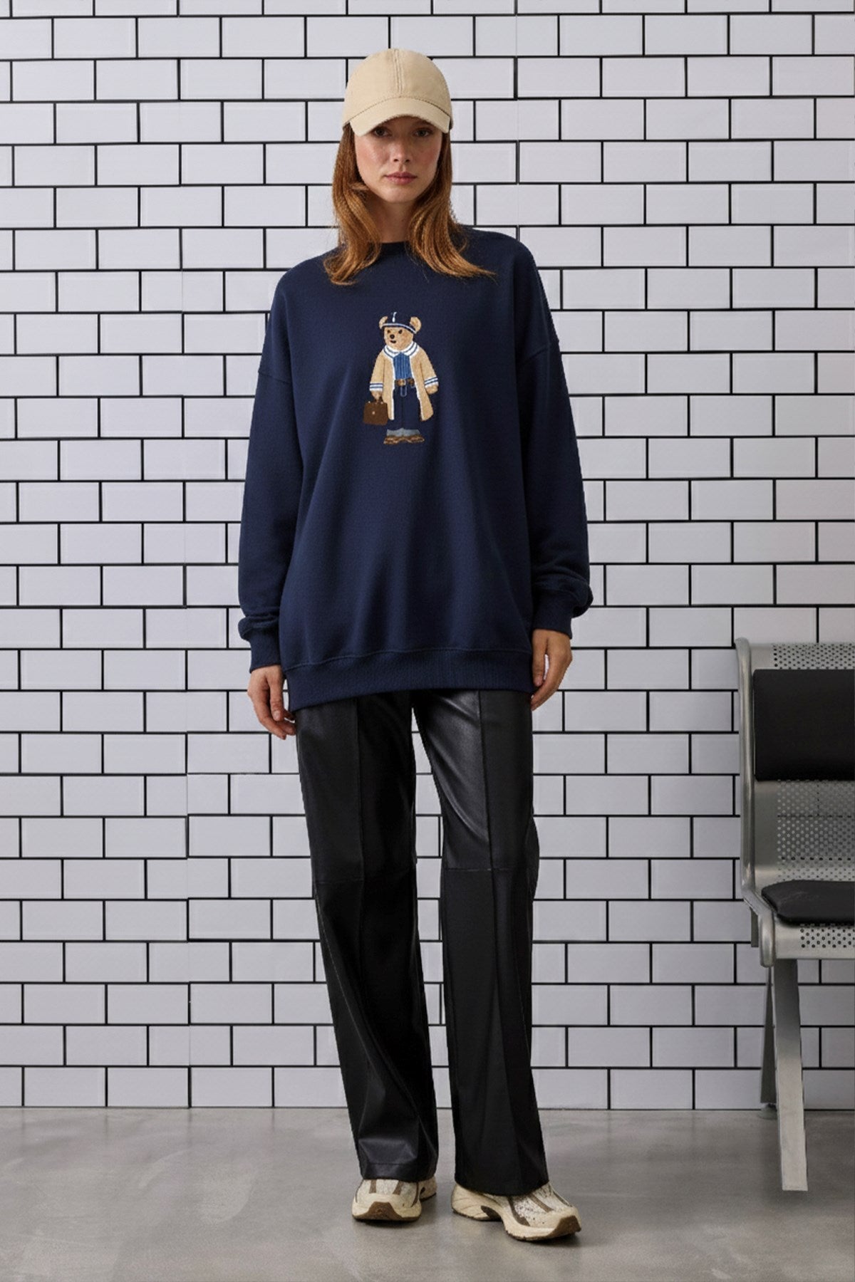 Kadın Oversize Sweatshirt Traveler Bear Baskılı Lacivert – Bisiklet Yaka, 3 İplik Şardonlu Polar