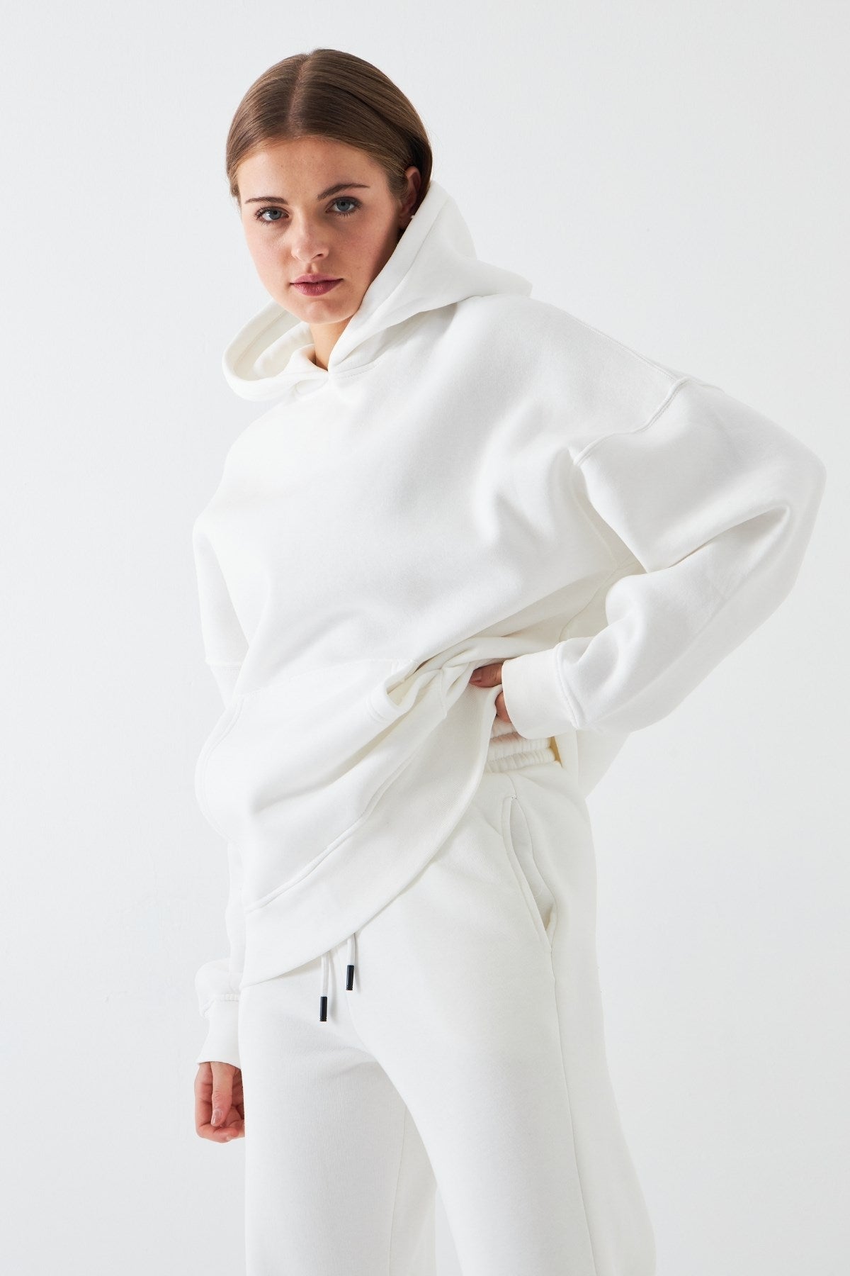 Oversize Unisex Sweatshirt Hoodie Beyaz – Kapüşonlu, 3 İplik Şardonlu Polar, Kanguru Cepli, Basic
