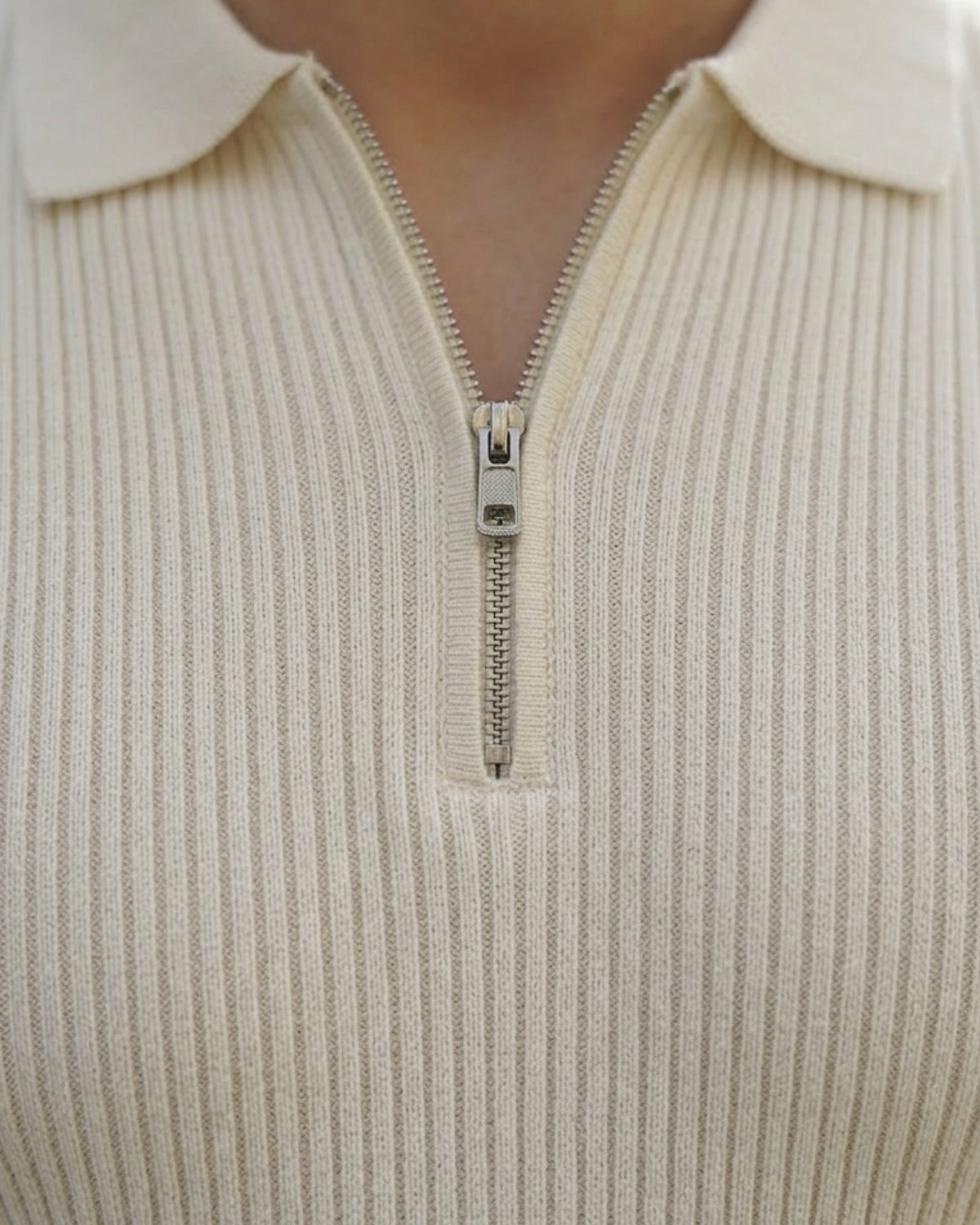 Erkek Dokulu Fitilli Triko Tişört Beyaz - Polo Yaka, Yarım Fermuar, Fit, Yazlık, Örme 