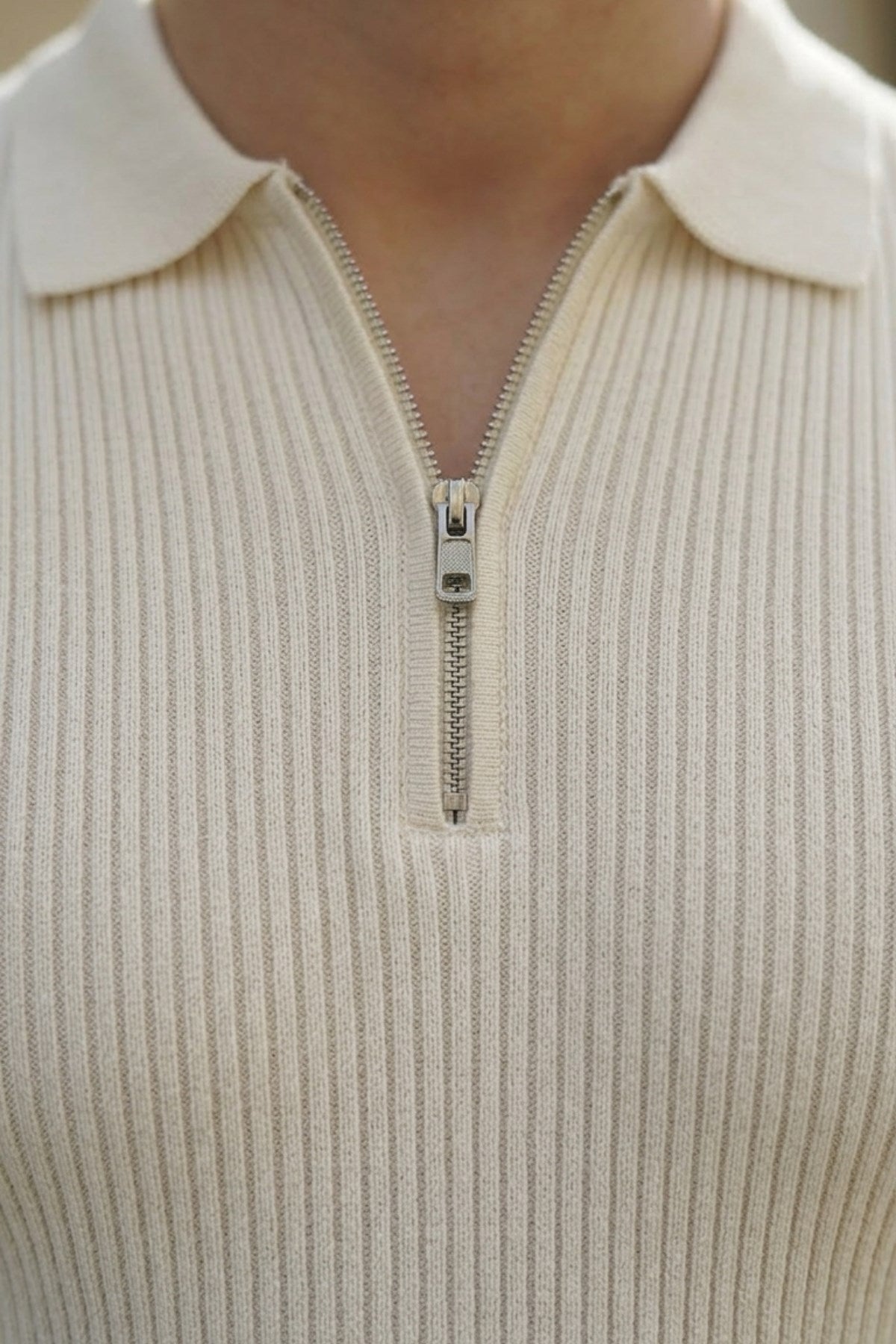 Erkek Dokulu Fitilli Triko Tişört Beyaz - Polo Yaka, Yarım Fermuar, Fit, Yazlık, Örme 