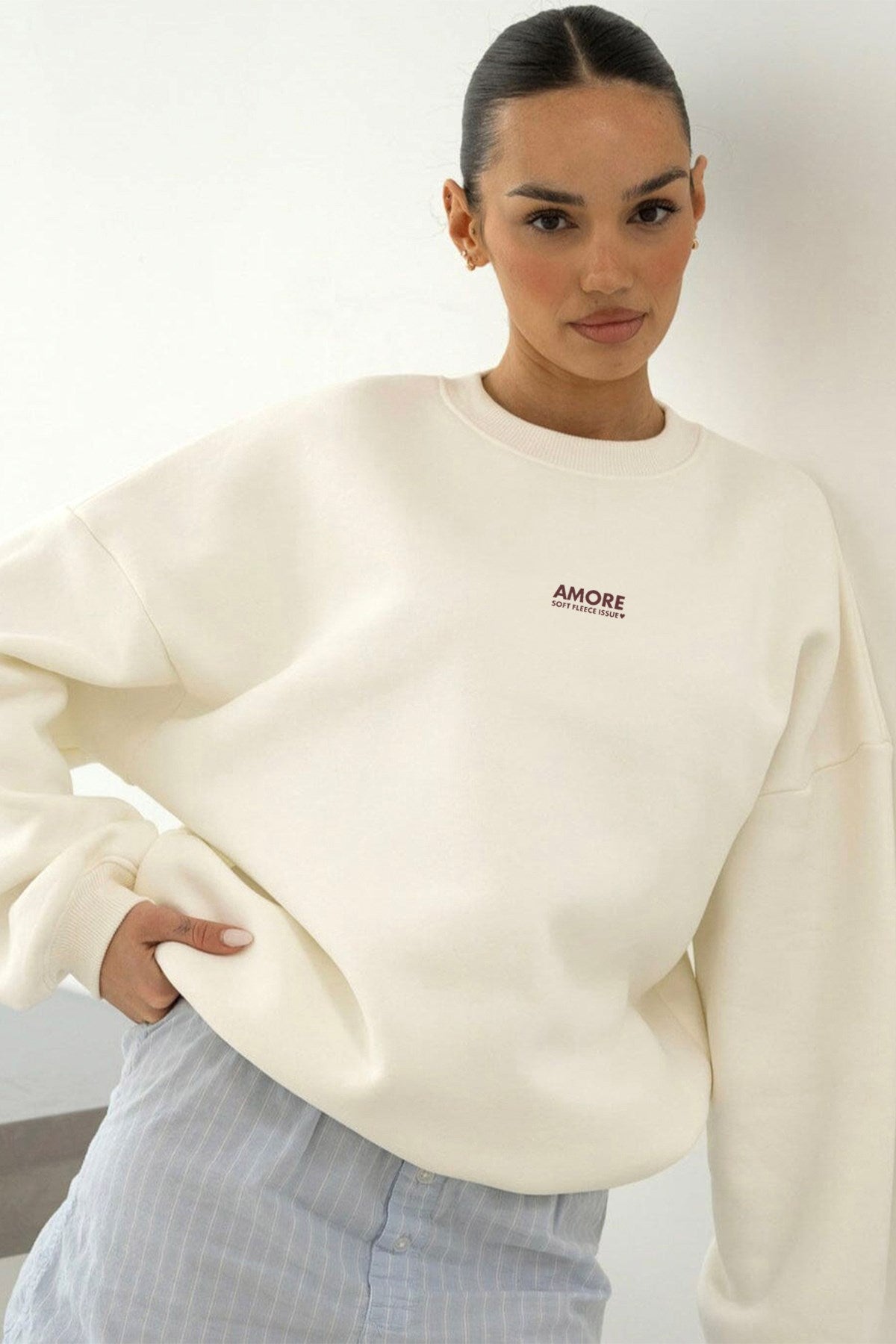 Kadın Oversize Sweatshirt AMORE Beyaz – Bisiklet Yaka, 3 İplik Şardounlu Polar