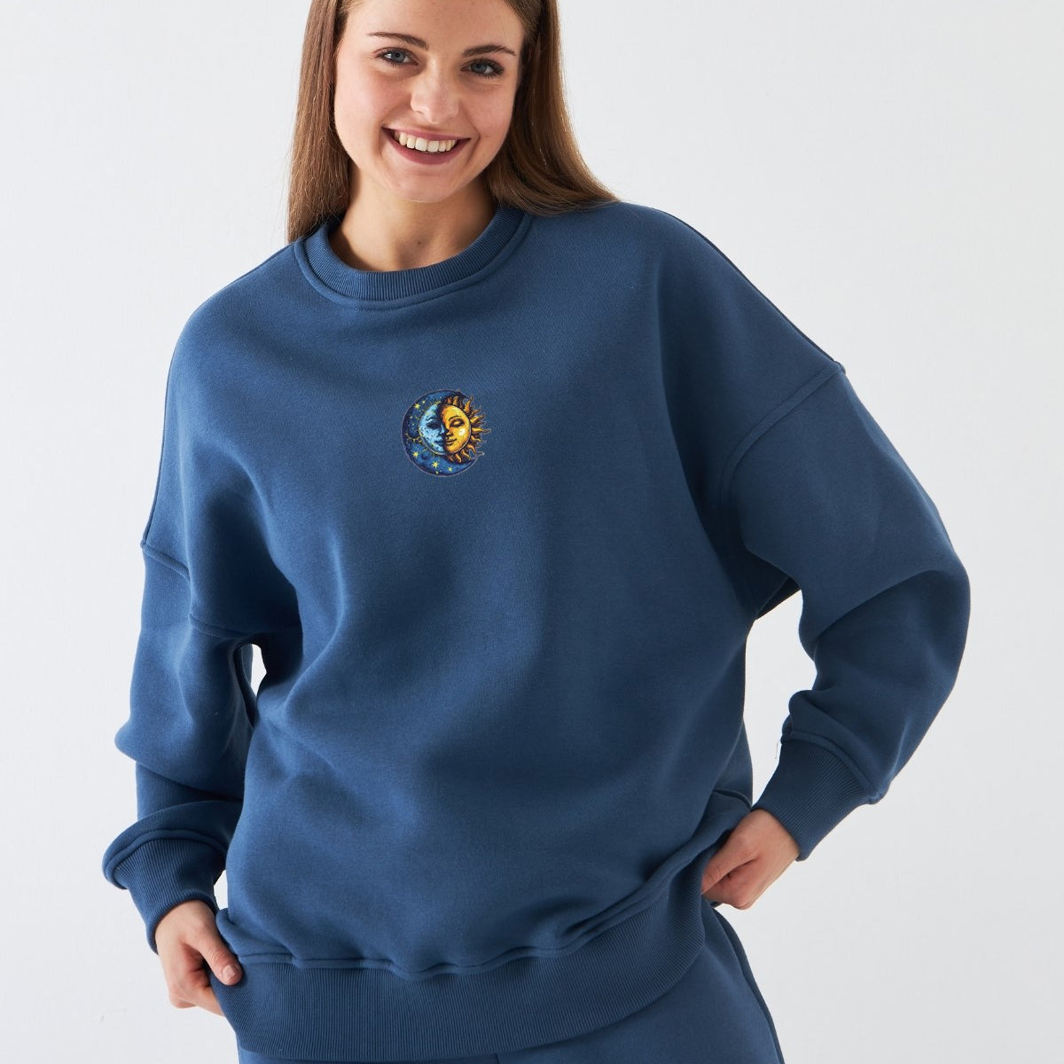 Kadın Oversize Sweatshirt Sun & Moon Baskılı Marine – Bisiklet Yaka, 3 İplik Şardonlu Polar