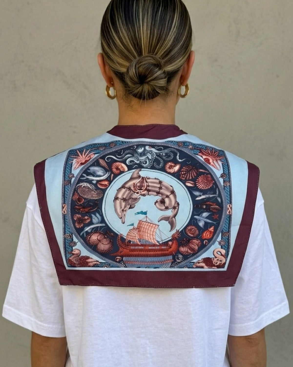 Kadın Oversize Tişört Aegean Rouge Şal Yaka Aksesuarlı Beyaz – Rahat Kalıp, %100 Pamuk