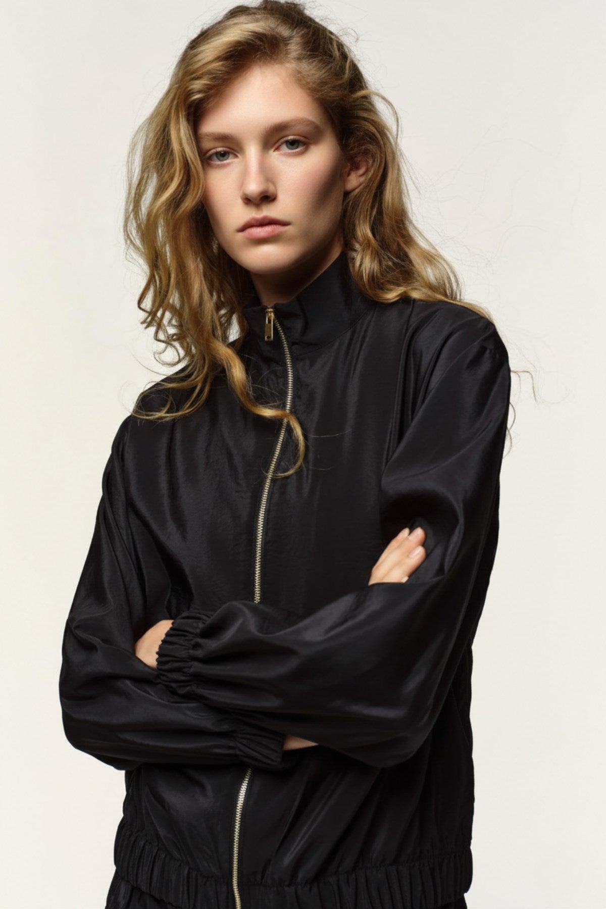 Kadın Paraşüt Kumaş Dik Yaka Bomber Ceket Siyah – Metal Fermuarlı, Kapak Cepli, Lastikli Bel & Paça