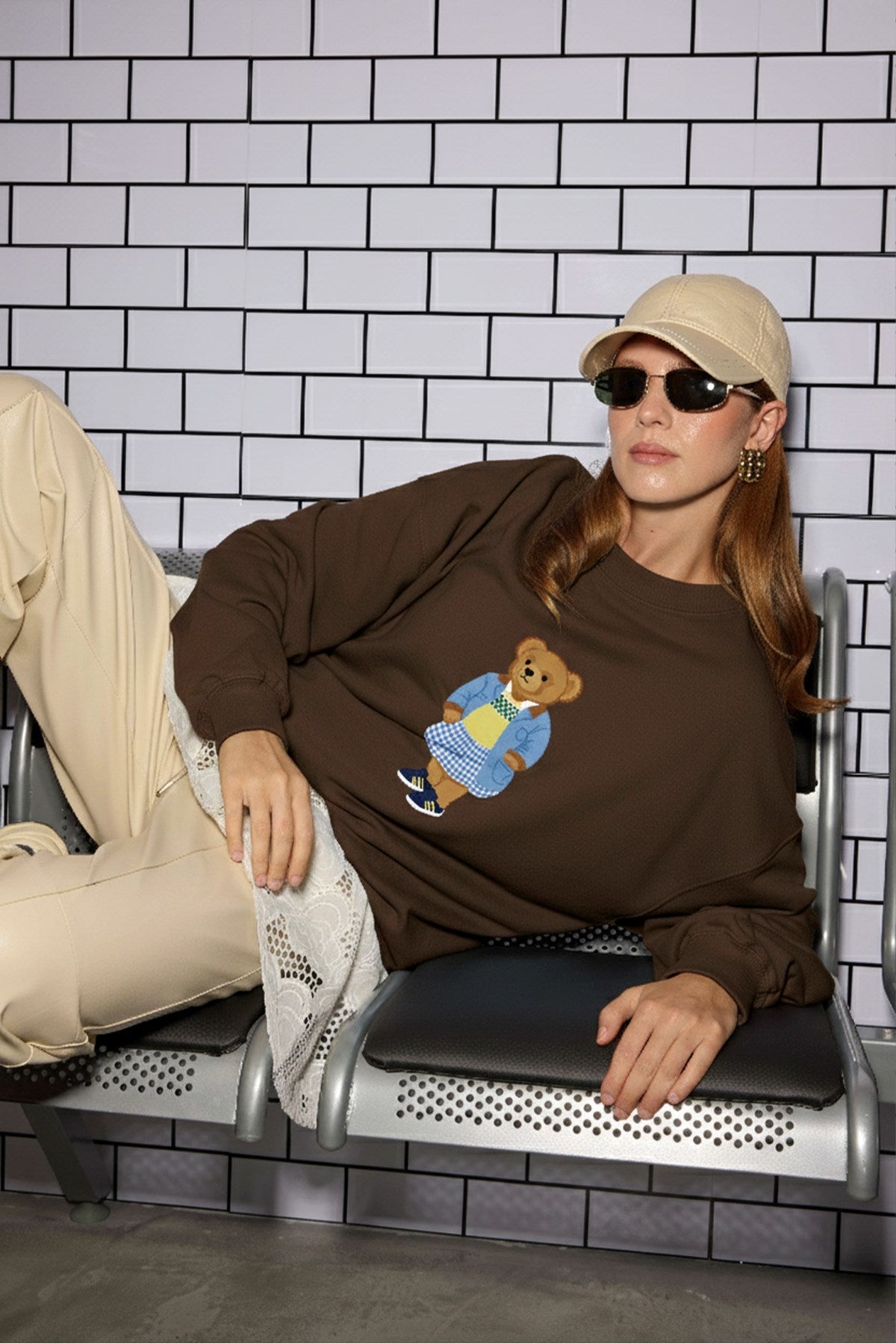 Kadın Oversize Sweatshirt Preppy Girl Bear Baskılı Kahverengi – Bisiklet Yaka, 3 İplik Şardonlu Polar