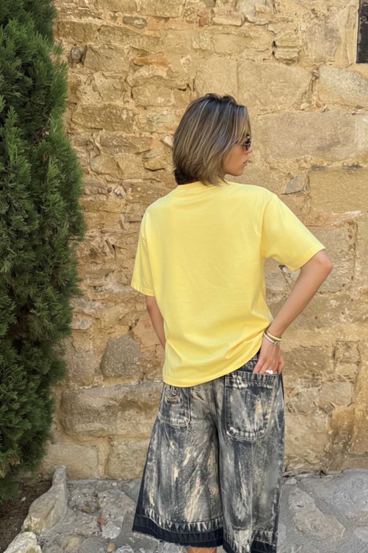 Kadın Oversize Tişört Trench Bear Baskılı Sarı – Bisiklet Yaka, Rahat Kalıp, %100 Pamuk