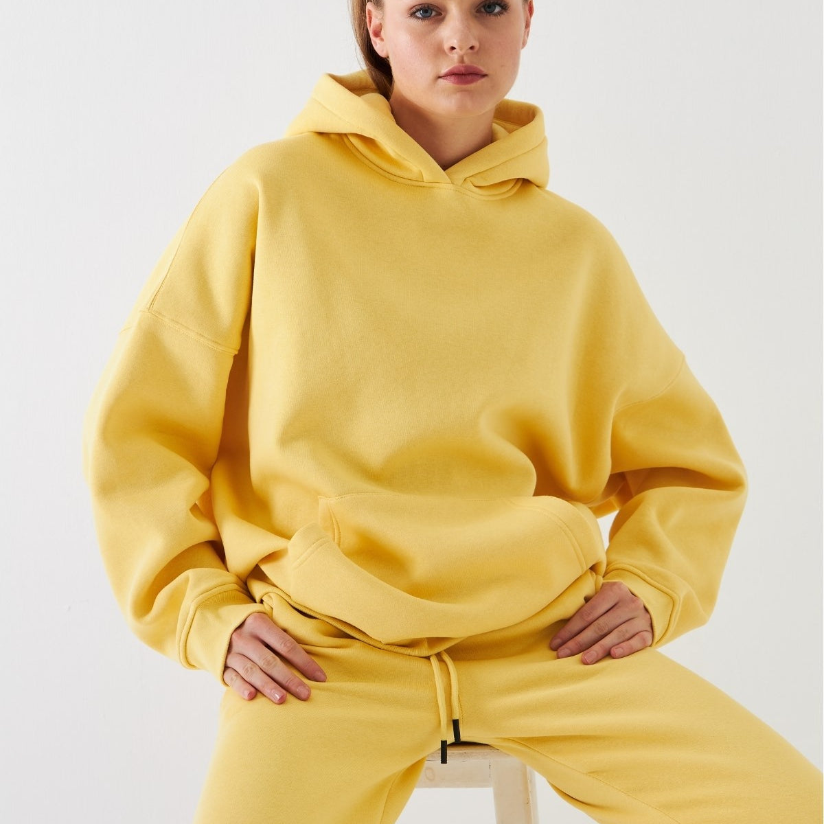 Oversize Unisex Sweatshirt Hoodie Sarı – Kapüşonlu, 3 İplik Şardonlu Polar, Kanguru Cepli, Basic