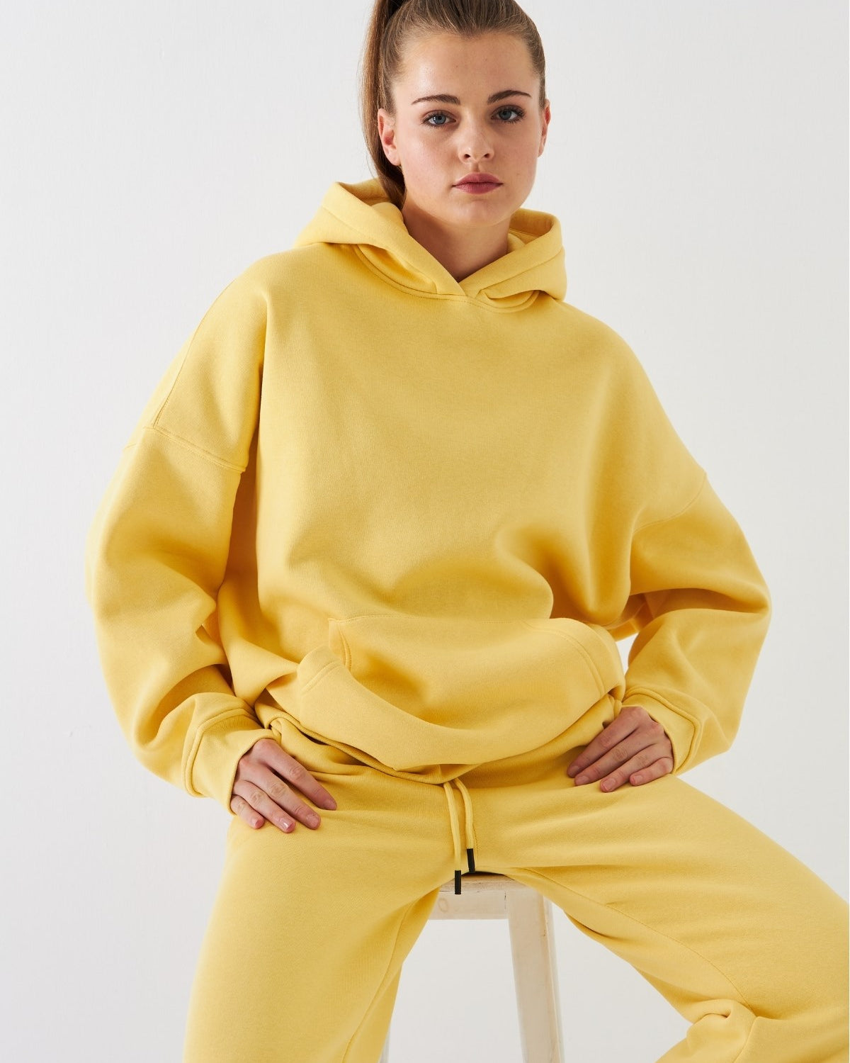 Oversize Unisex Sweatshirt Hoodie Sarı – Kapüşonlu, 3 İplik Şardonlu Polar, Kanguru Cepli, Basic