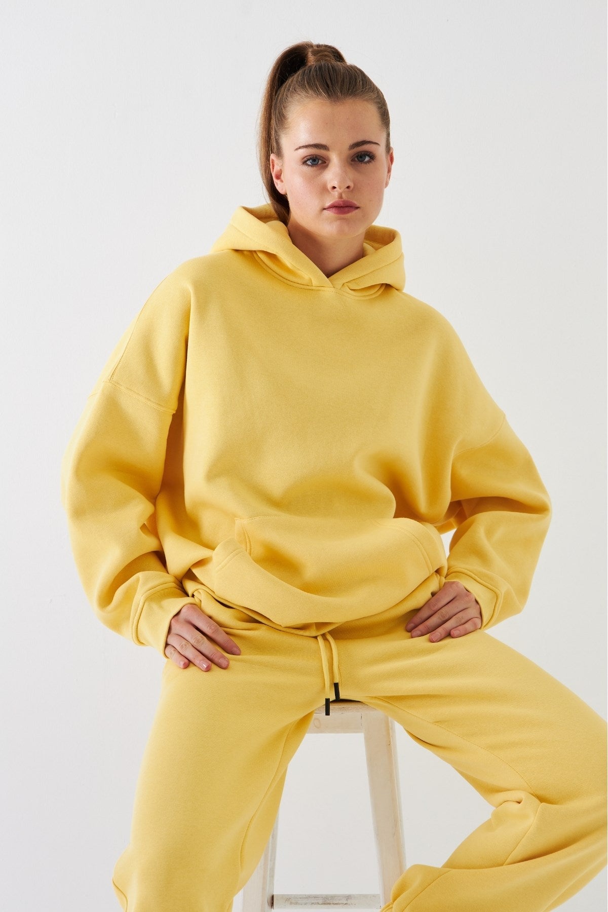 Oversize Unisex Sweatshirt Hoodie Sarı – Kapüşonlu, 3 İplik Şardonlu Polar, Kanguru Cepli, Basic