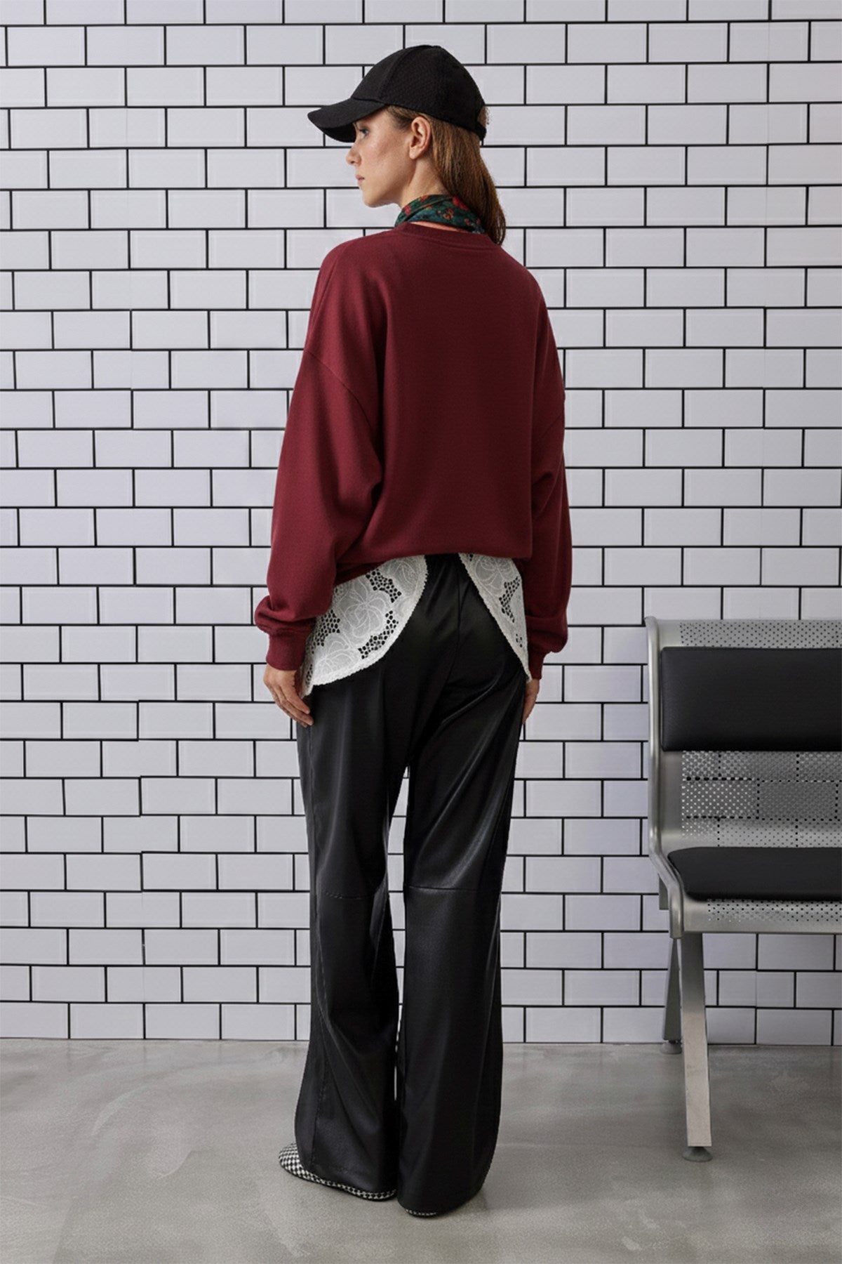 Kadın Oversize Sweatshirt City Club Bear Baskılı Bordo – Bisiklet Yaka, 3 İplik Şardonlu Polar