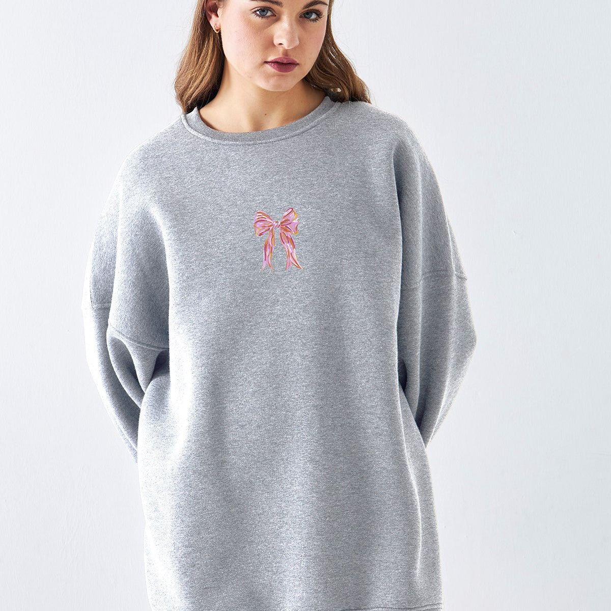 Kadın Oversize Sweat Elbise Pembe Kurdele Baskılı Gri Melanj – Bisiklet Yaka, 3 İplik Şardonlu Polar