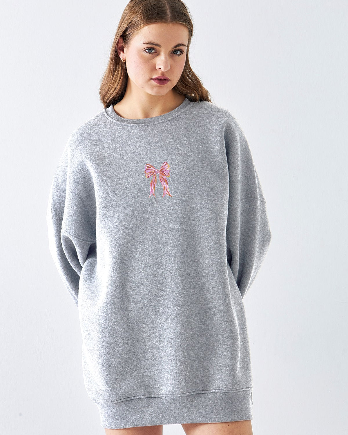 Kadın Oversize Sweat Elbise Pembe Kurdele Baskılı Gri Melanj – Bisiklet Yaka, 3 İplik Şardonlu Polar