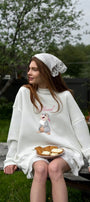Kadın Oversize Sweatshirt Elbise Blessed Bunny Baskılı Beyaz – Bisiklet Yaka, 3 İplik Şardonlu Polar