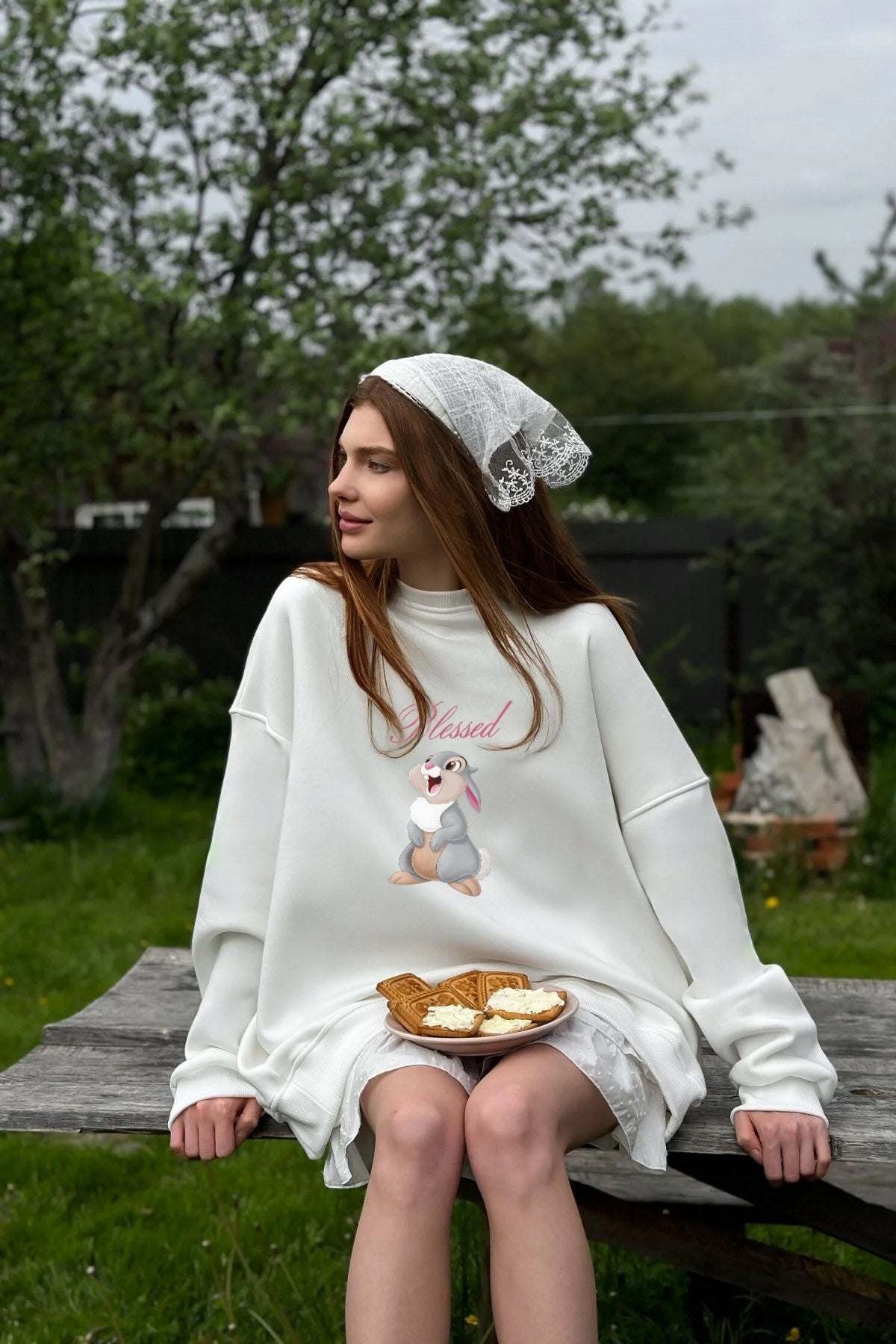 Kadın Oversize Sweatshirt Elbise Blessed Bunny Baskılı Beyaz – Bisiklet Yaka, 3 İplik Şardonlu Polar