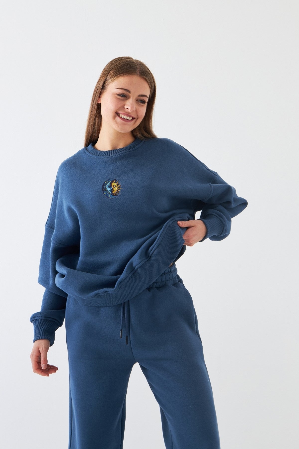 Kadın Oversize Sweatshirt Sun & Moon Baskılı Marine – Bisiklet Yaka, 3 İplik Şardonlu Polar