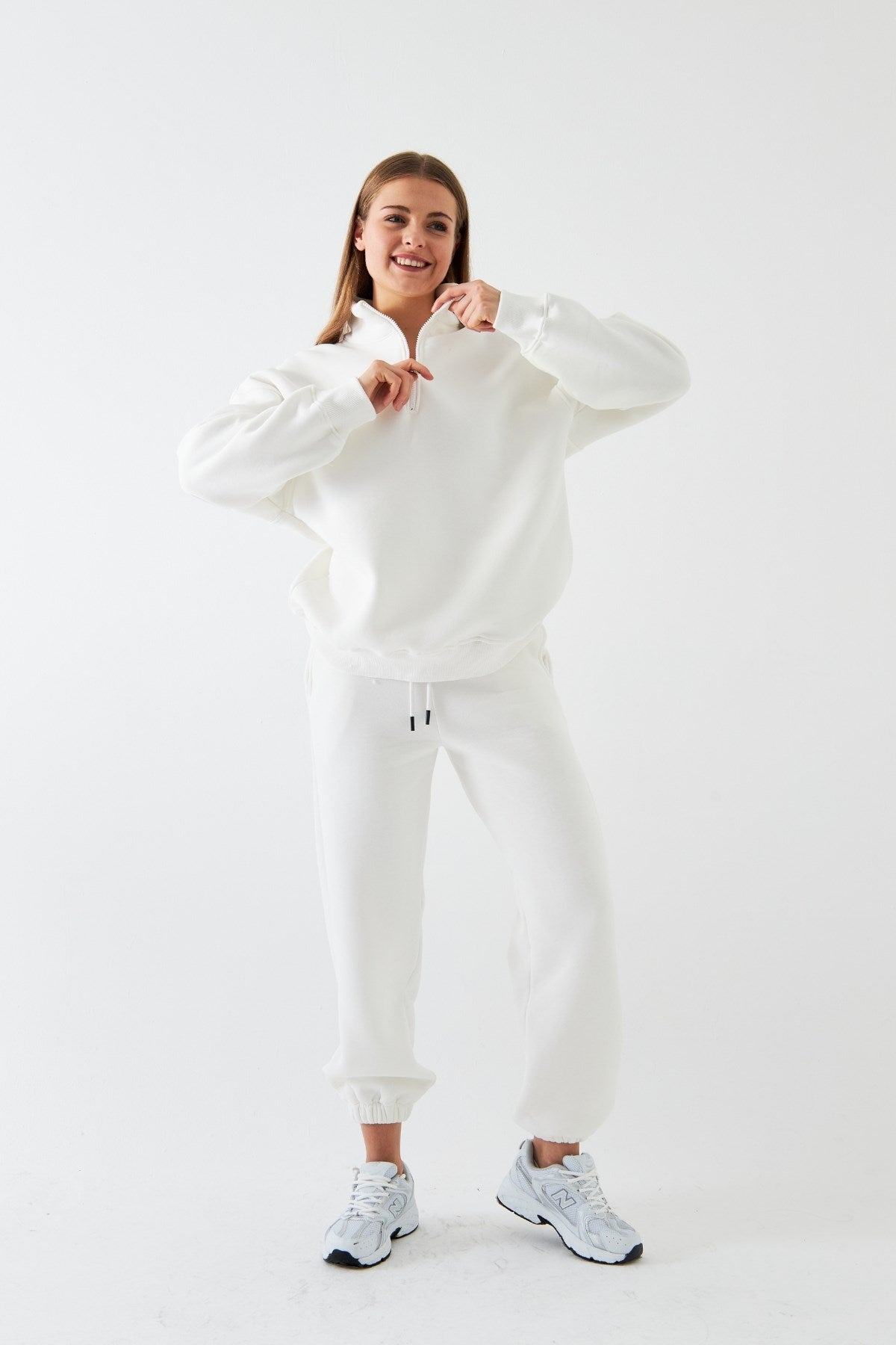 Unisex Oversize Eşofman Takımı Basic Beyaz – Fermuarlı Dik Yaka, Lastikli Paça, 3 İplik Şardonlu Polar