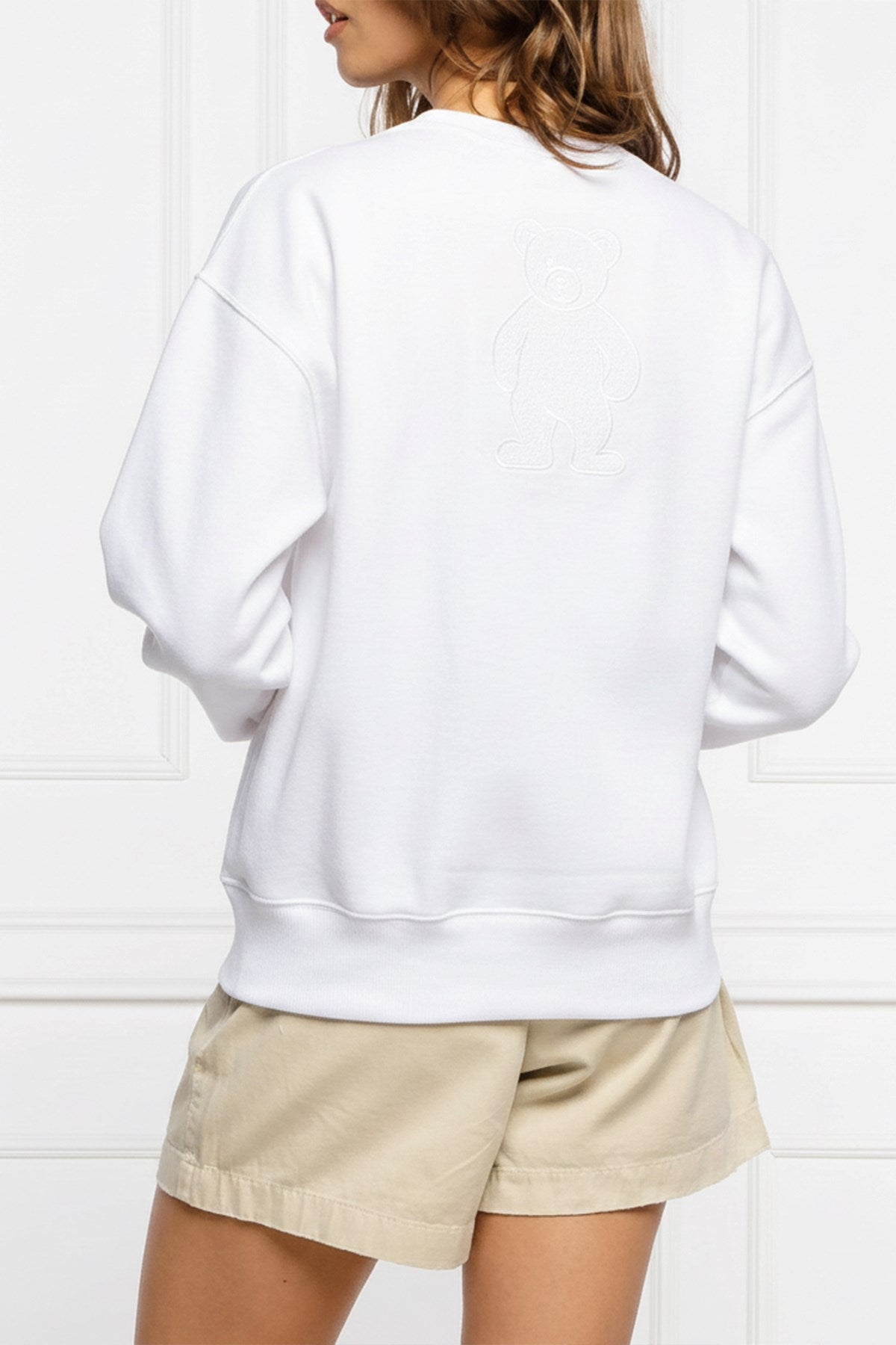 Kadın Oversize Sweatshirt Trench Bear Baskılı Beyaz – Bisiklet Yaka, 3 İplik Şardonlu