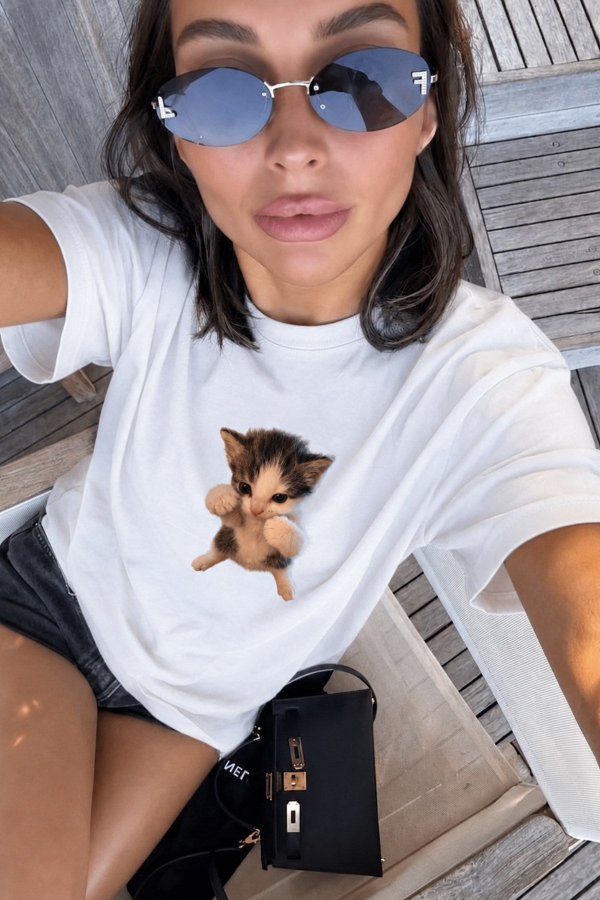 Kadın Oversize Tişört Scuba Cat Baskılı Beyaz – Bisiklet Yaka, Rahat Kalıp, %100 Pamuk