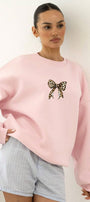 Kadın Oversize Sweatshirt Leo Kurdele Baskılı Pembe – Bisiklet Yaka, 3 İplik Şardonlu Polar
