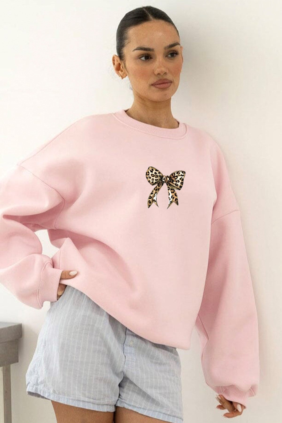 Kadın Oversize Sweatshirt Leo Kurdele Baskılı Pembe – Bisiklet Yaka, 3 İplik Şardonlu Polar