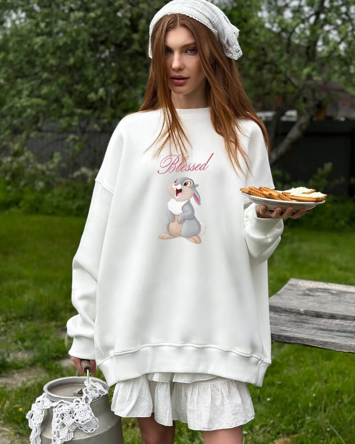 Kadın Oversize Sweatshirt Elbise Blessed Bunny Baskılı Beyaz – Bisiklet Yaka, 3 İplik Şardonlu Polar