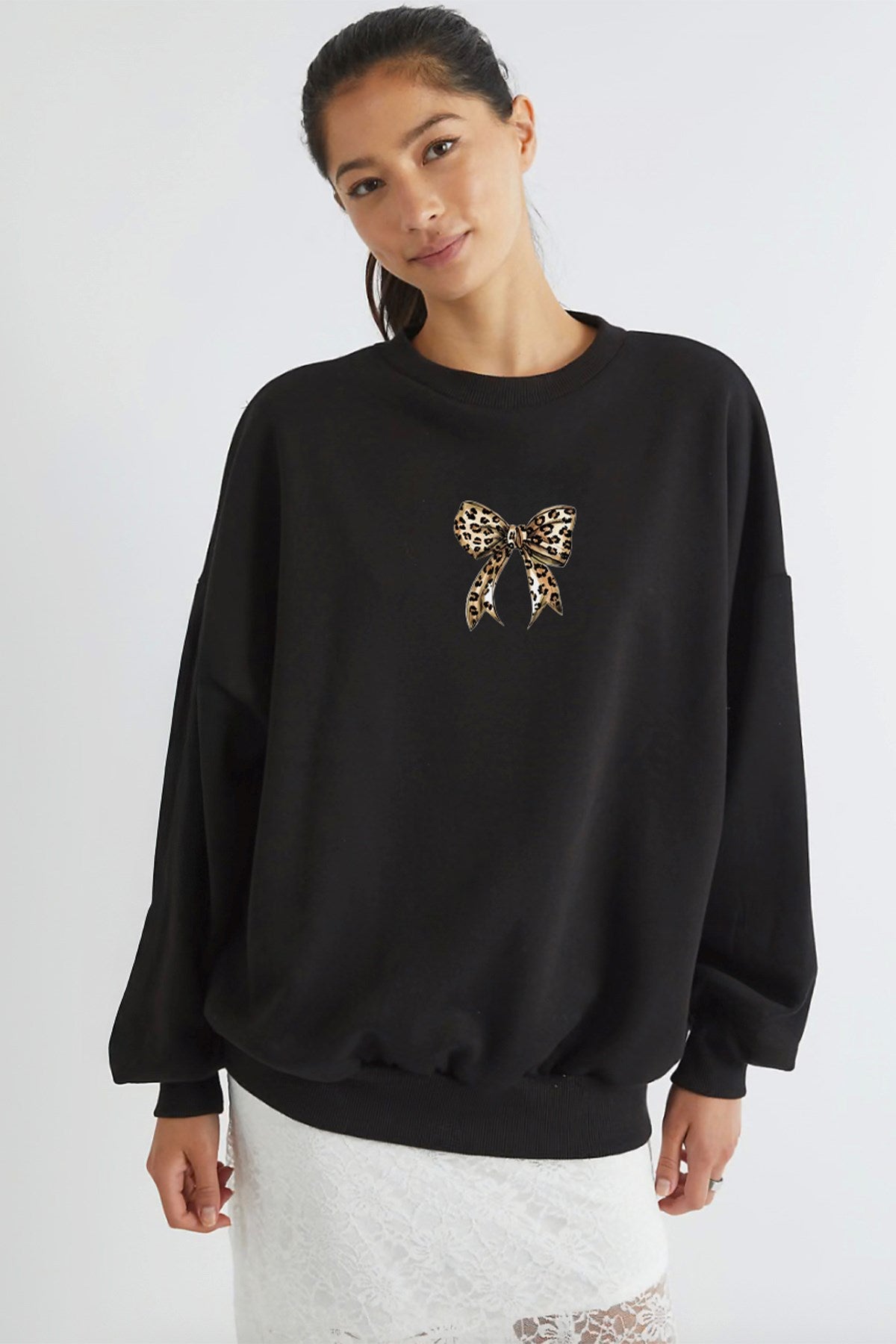 Kadın Oversize Sweatshirt Leo Kurdele Baskılı Siyah – Bisiklet Yaka, 3 İplik Şardonlu Polar