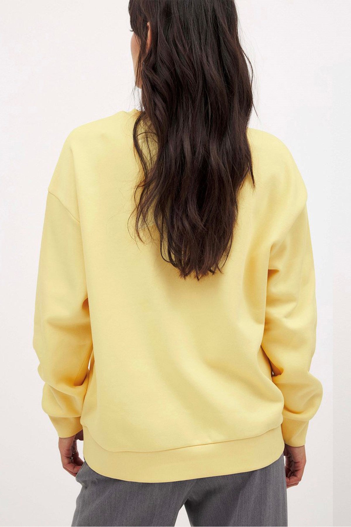 Kadın Oversize Sweatshirt Vintage Vibes Baskılı Sarı – Bisiklet Yaka, 3 İplik Şardonlu Polar