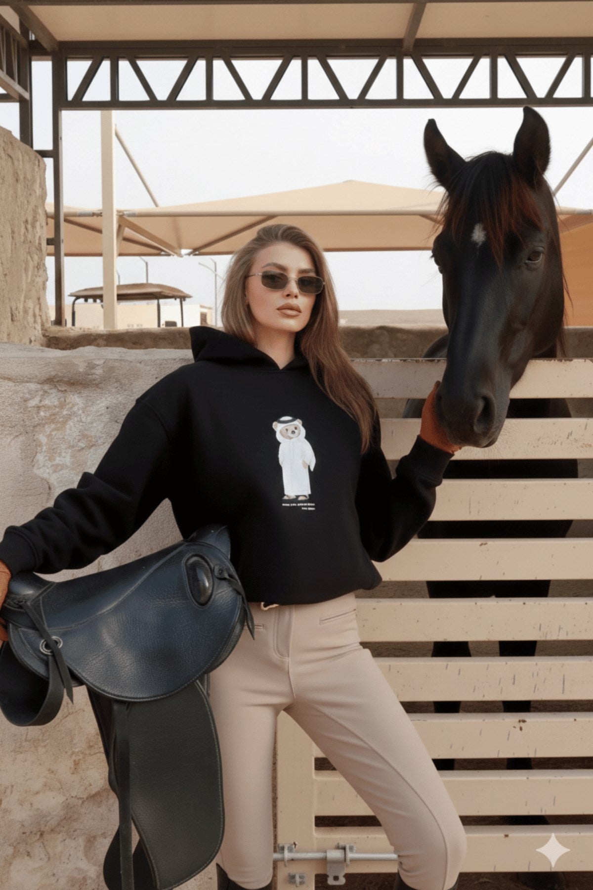 Kadın Oversize Sweatshirt Hoodie Qatari Bear White Siyah – Kapüşonlu, 3 İplik Polar, Kanguru Cepli