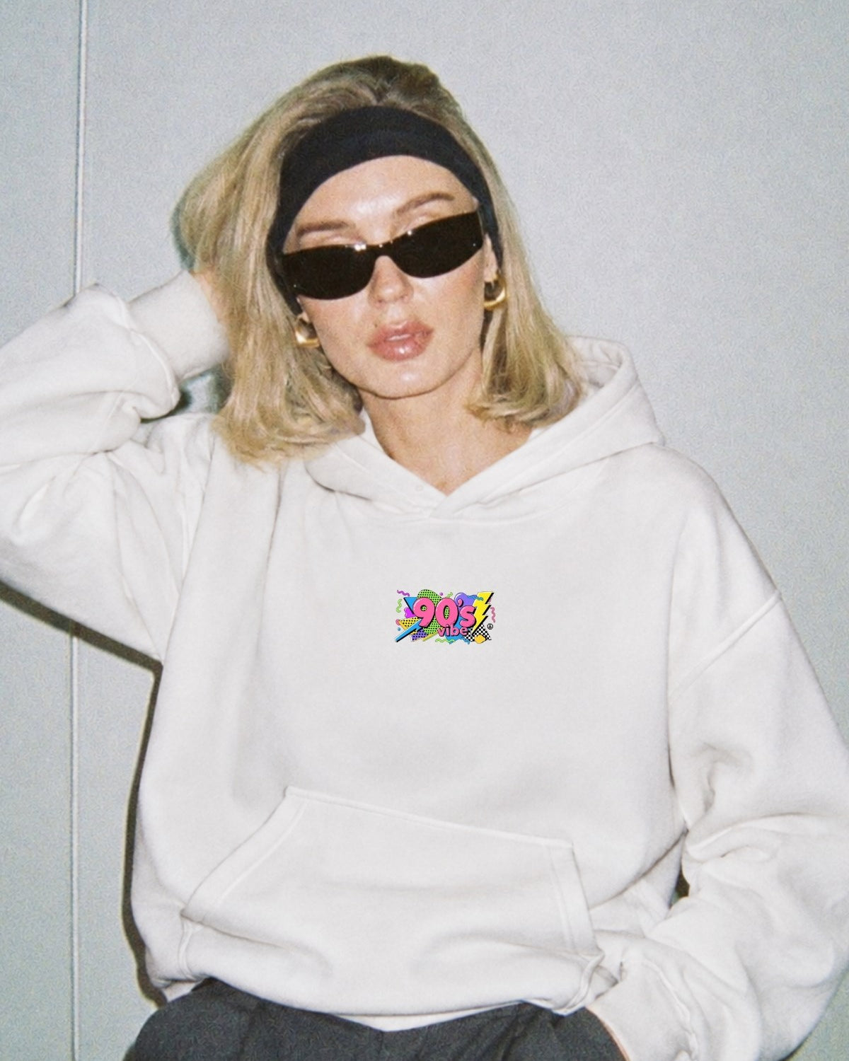 Kadın Oversize Hoodie 90’s Vibe Baskılı Beyaz - Kapüşonlu, Kanguru Cepli, 3 İplik Polar