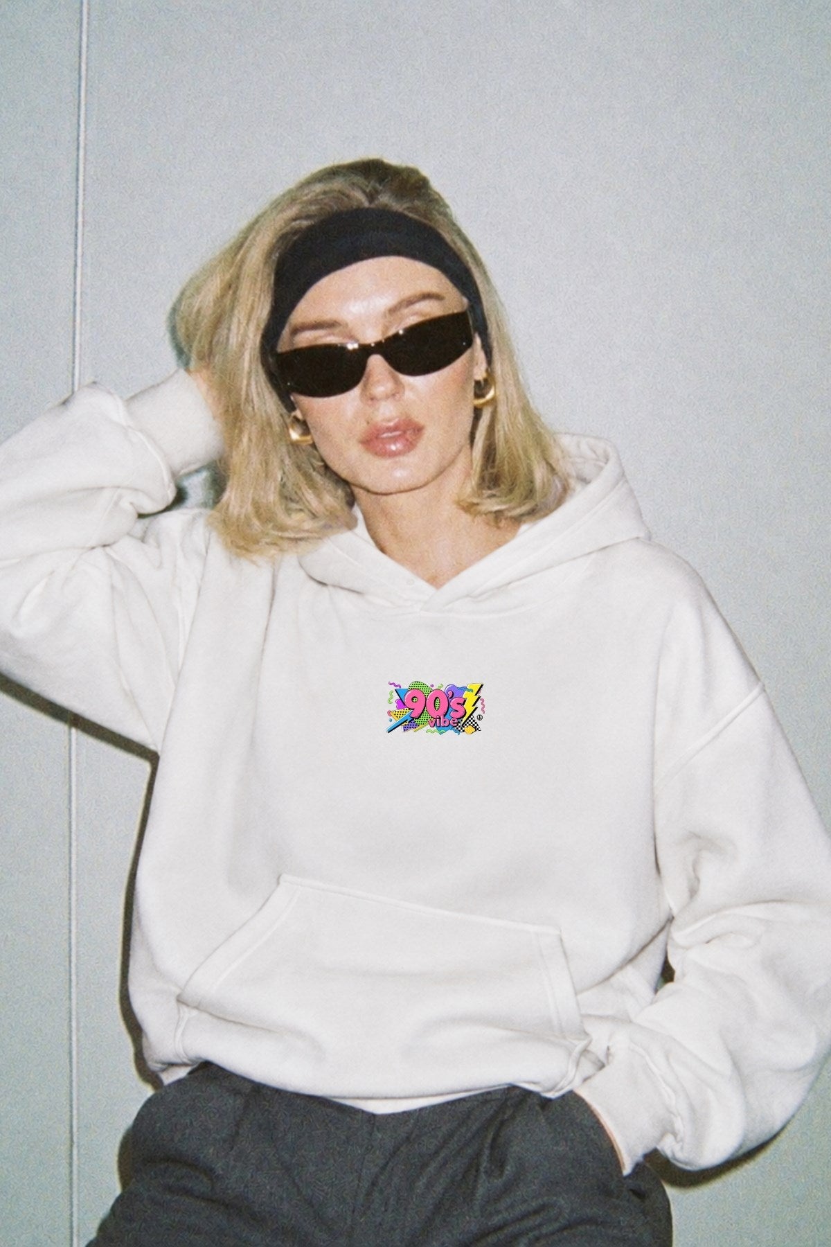 Kadın Oversize Hoodie 90’s Vibe Baskılı Beyaz - Kapüşonlu, Kanguru Cepli, 3 İplik Polar