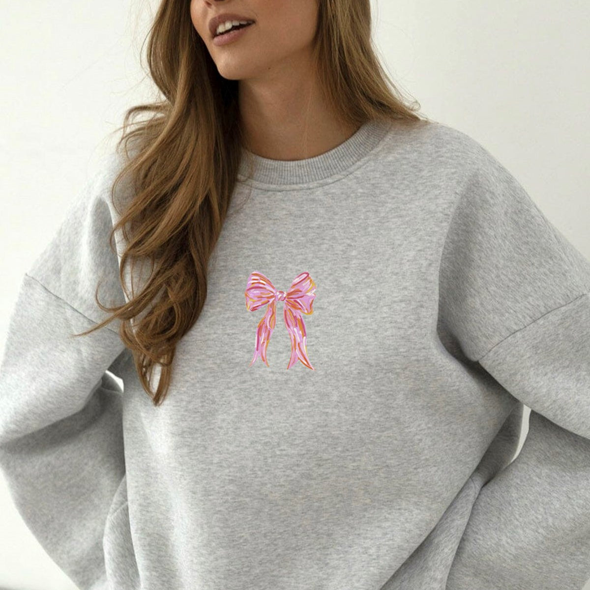Kadın Oversize Sweatshirt Pembe Kurdele Baskılı Gri – Bisiklet Yaka, 3 İplik Şardonlu Polar