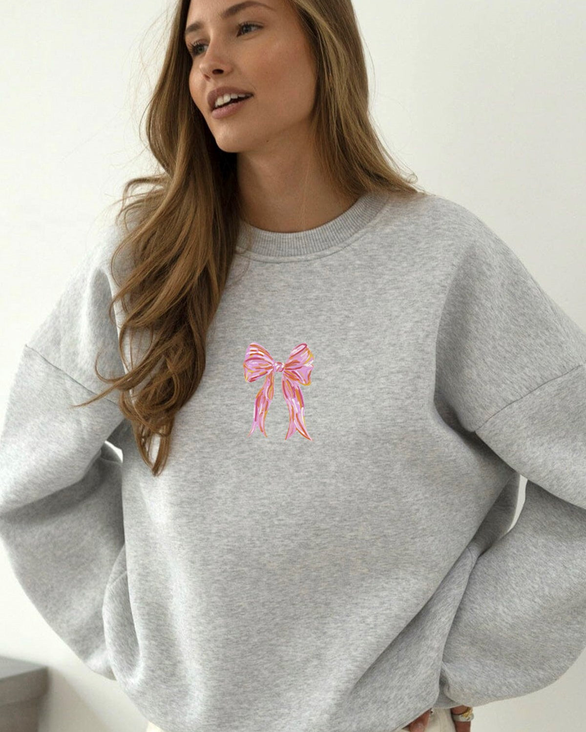 Kadın Oversize Sweatshirt Pembe Kurdele Baskılı Gri – Bisiklet Yaka, 3 İplik Şardonlu Polar