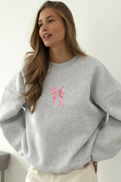 Kadın Oversize Sweatshirt Pembe Kurdele Baskılı Gri – Bisiklet Yaka, 3 İplik Şardonlu Polar