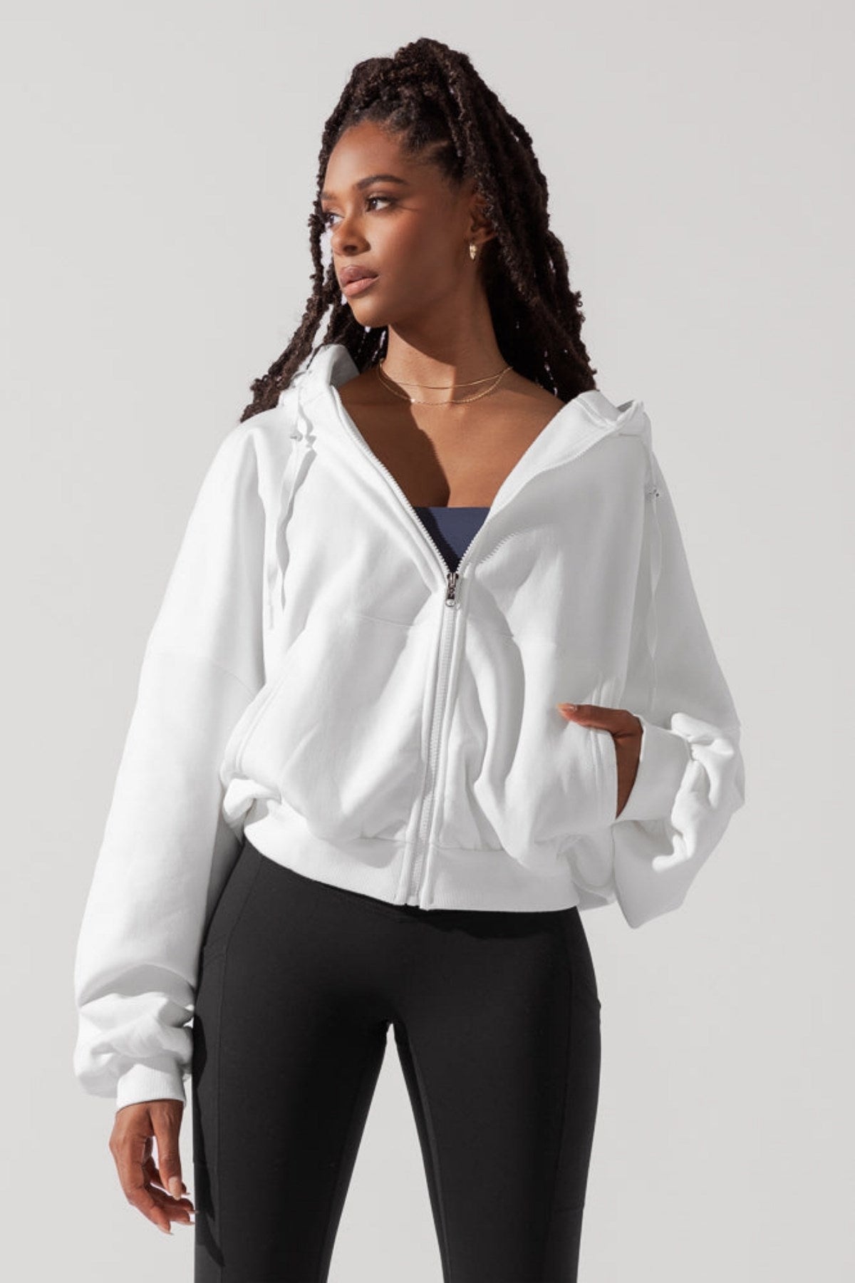 Kadın Beyaz Kapüşonlu Sweatshirt – Fermuarlı 3 İplik Şardonlu Oversize Spor Stil