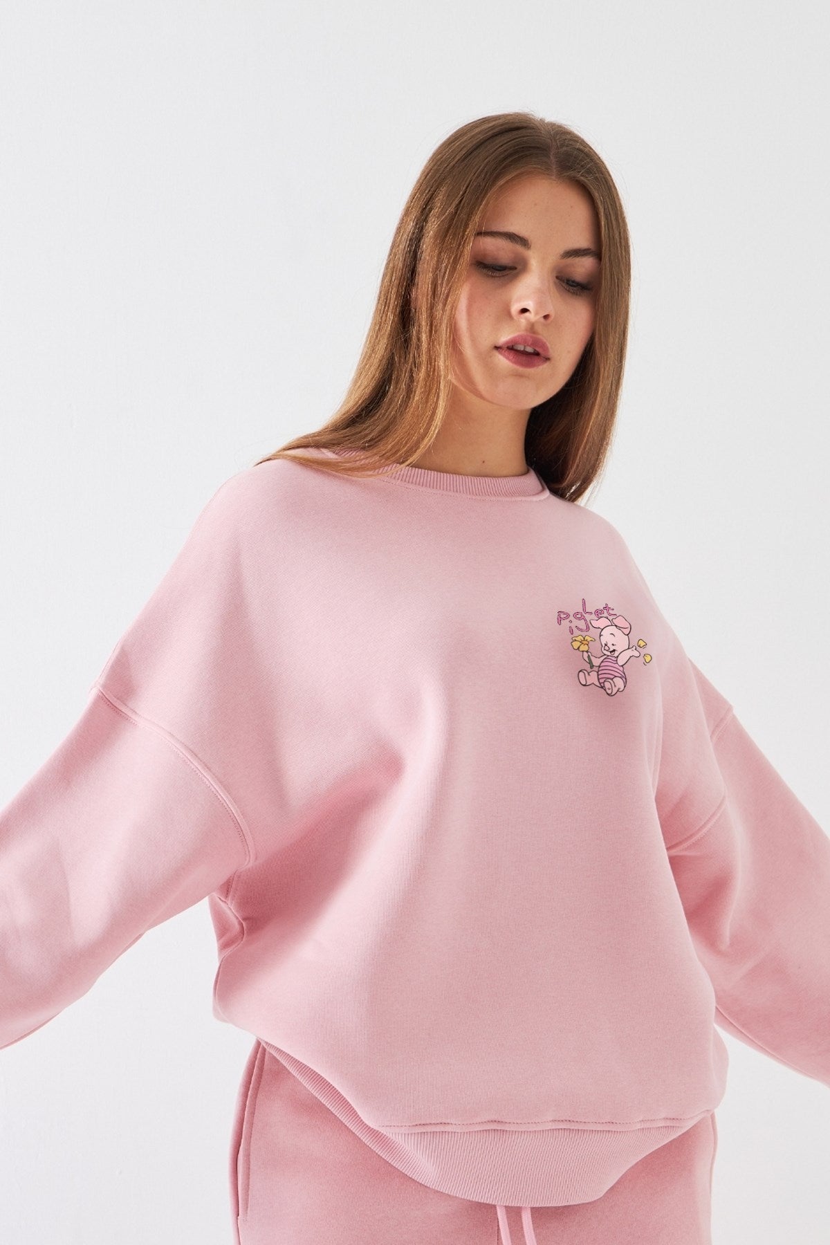Kadın Oversize Sweatshirt Piglet Bloom Baskılı Pembe – Bisiklet Yaka, 3 İplik Şardonlu Polar