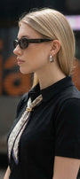 Kadın Polo Yaka Tişört Saten Fularlı Detaylı Siyah – %100 Pamuk, Metal Aksesuarlı, Kısa Kollu.