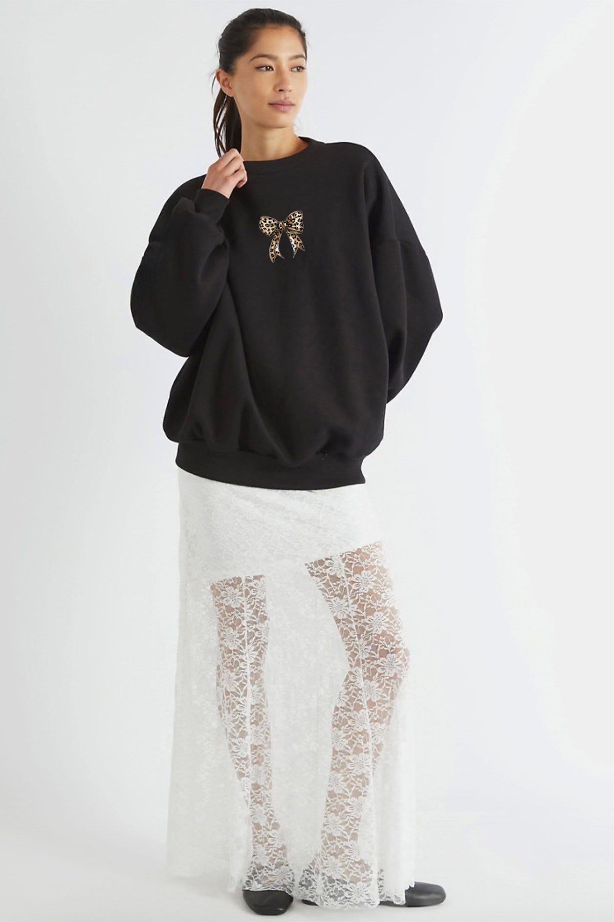 Kadın Oversize Sweatshirt Leo Kurdele Baskılı Siyah – Bisiklet Yaka, 3 İplik Şardonlu Polar