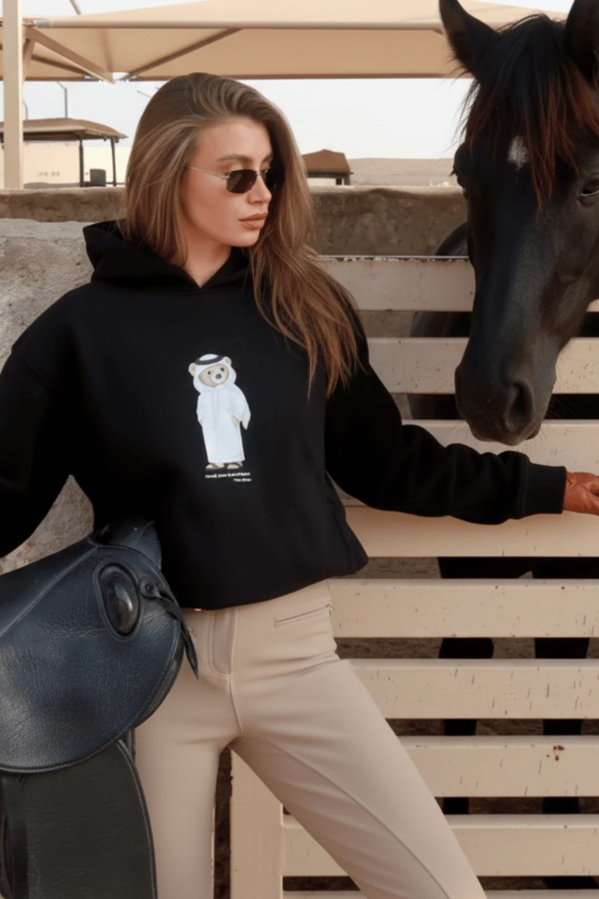 Kadın Oversize Sweatshirt Hoodie Qatari Bear White Siyah – Kapüşonlu, 3 İplik Polar, Kanguru Cepli