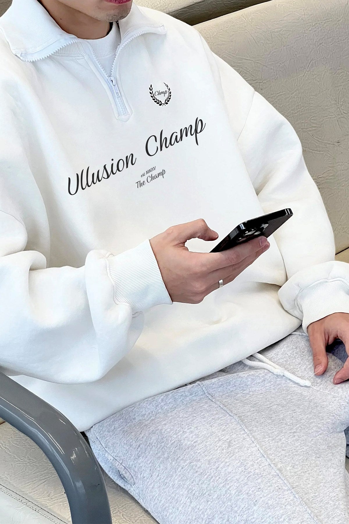 Kadın Oversize Sweatshirt Illusion Champ Baskılı Beyaz – Yarım Fermuarlı, 3 İplik Şardonlu Polar